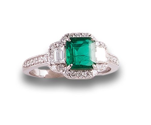 WHITE GOLD RING WITH DIAMONDS AND EMERALD