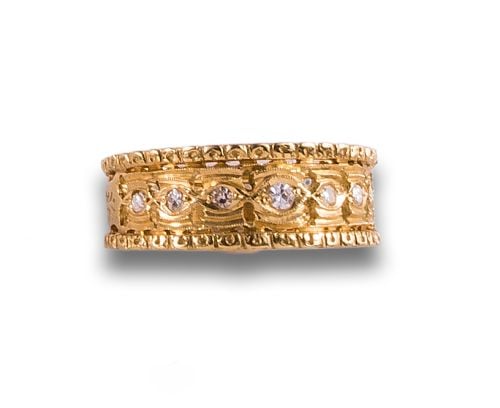 ANCHA SORTIJA LABRADA Y CALADA DE DIAMANTES, EN ORO AMARILL