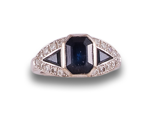 SORTIJA EN ORO BLANCO CON ZAFIROS Y DIAMANTES