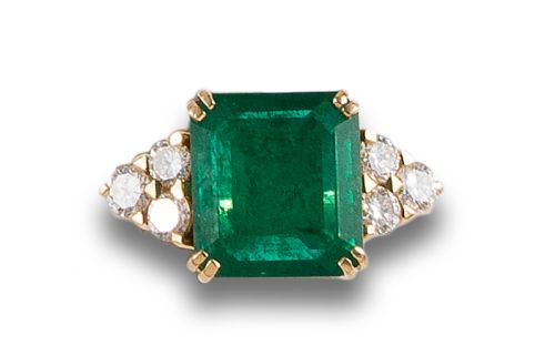 SORTIJA DE ESMERALDA Y DIAMANTES, EN ORO AMARILLO