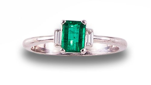 SORTIJA EN ORO CON ESMERALDA Y DIAMANTES