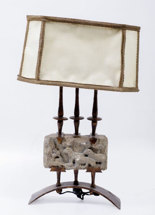 Lámpara de mesa de hierro dorado y piedra tallada, años 70