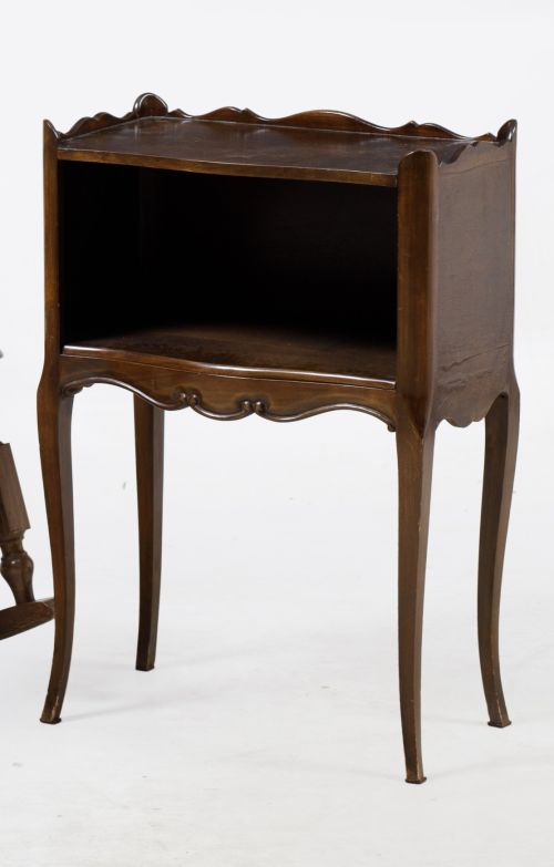 Mesilla de estilo Luis XV, med. S. XX