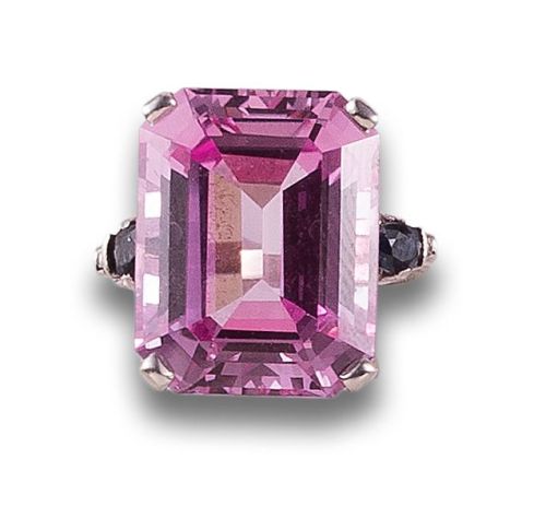 SORTIJA DE ROSA DE FRANCIA Y ZAFIROS, EN PLATINO