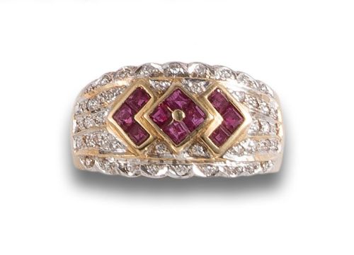 SORTIJA, AÑOS 80, DE DIAMANTES Y RUBIES, EN ORO BICOLOR