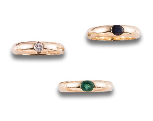 LOT OF THREE RINGS, 1980S, IN GOLD, DIAMOND, EMERALD AND SA