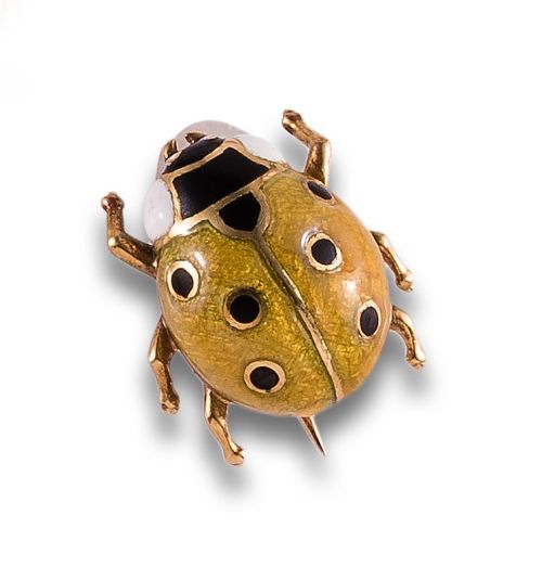 BROCHE MARIQUITA DE ESMALTE, EN ORO AMARILLO