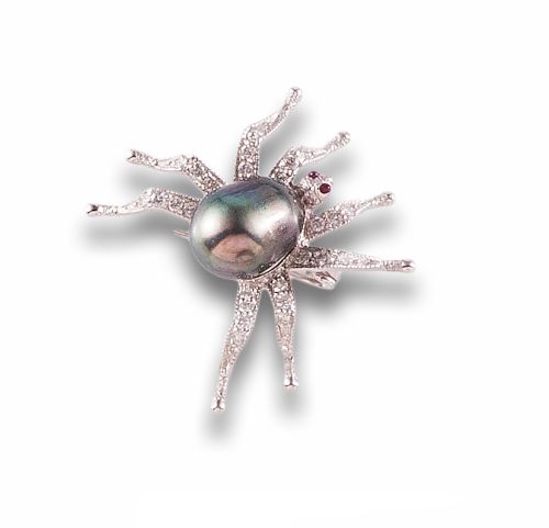 BROCHE ARAÑA DE PERLA Y DIAMANTES, EN ORO BLANCO