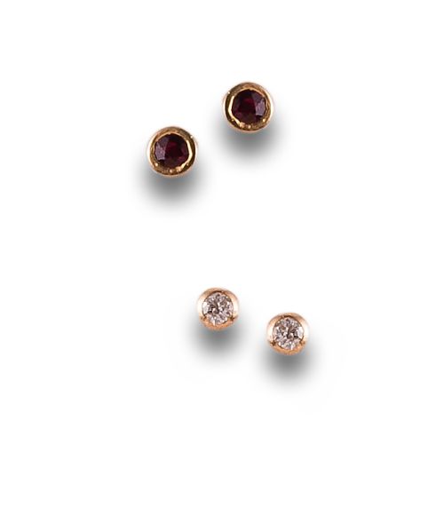 LOTE DE DOS PARES DE PENDIENTES DE DIAMANTES Y RUBÍES, EN O