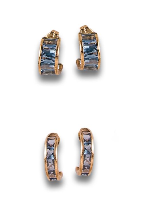 DOS PARES DE PENDIENTES EN ORO Y TOPACIOS