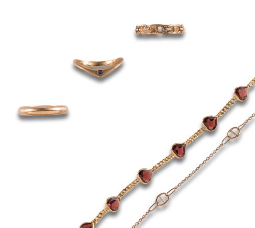 LOTE DE DOS PULSERAS Y TRES SORTIJAS EN ORO