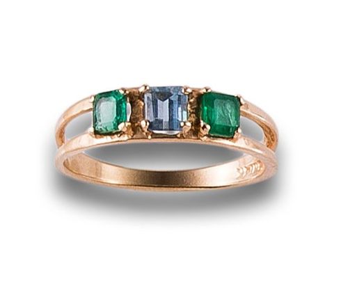 SORTIJA TRESILLO DE AGUAMARINA Y ESMERALDAS, EN ORO AMARILL