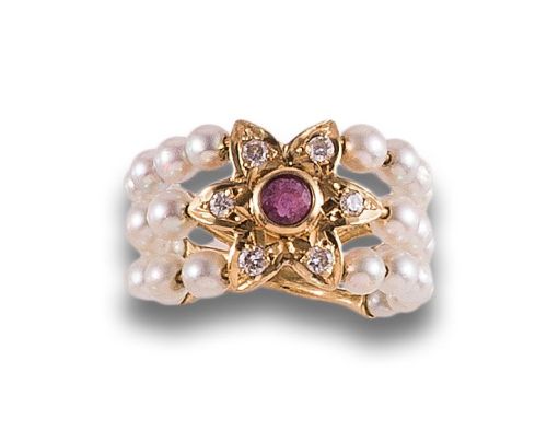 SORTIJA DE PERLAS, DIAMANTES Y RUBÍ, EN ORO AMARILLO