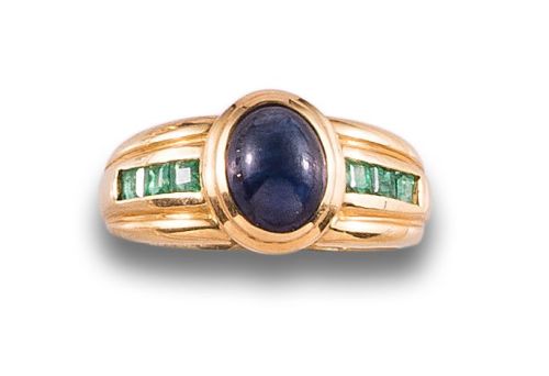 SORTIJA, AÑOS 80, DE ZAFIRO CABUJÓN Y ESMERALDAS, EN ORO AM