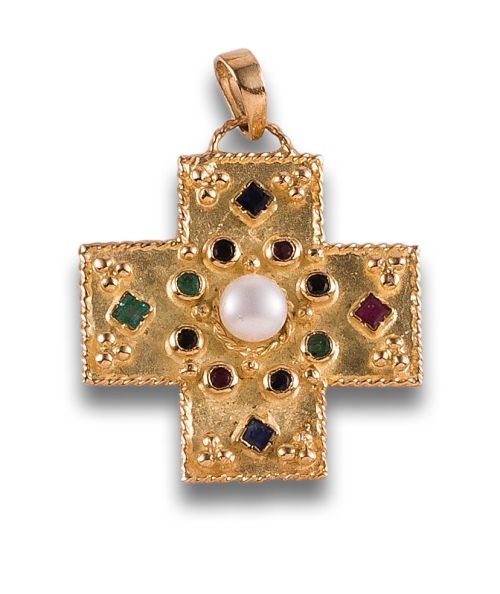 COLGANTE CRUZ GRIEGA DE PERLA, PIEDRAS DE COLOR Y ORO AMARI