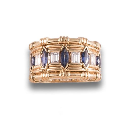 ANCHA SORTIJA, AÑOS 80, DE DIAMANTES Y ZAFIROS, EN ORO AMAR