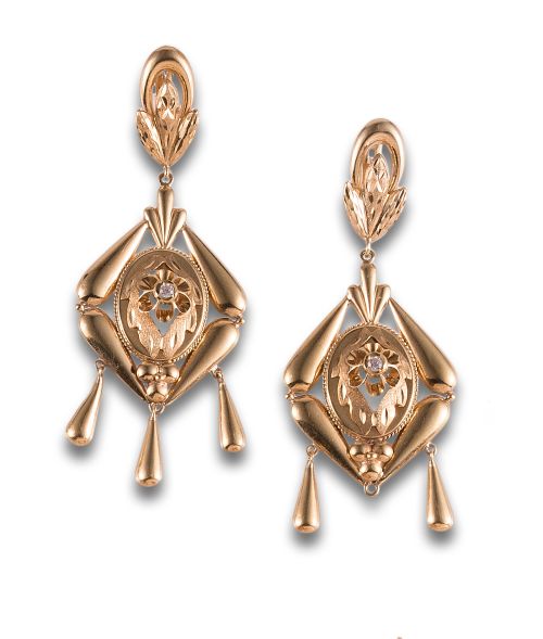 PENDIENTES LARGOS, ESTILO ANTIGUO, DE ORO AMARILLO Y CIRCON
