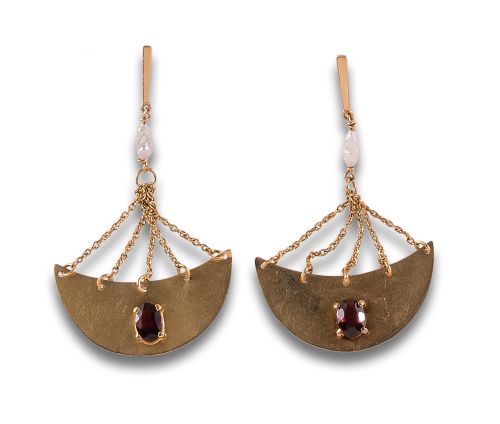 PENDIENTES LARGOS DE ORO AMARILLO, PERLITAS Y GRANATES