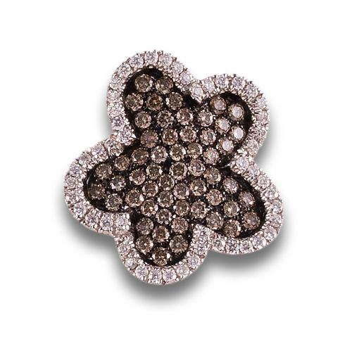 LARGE FLOWER RING WITH COLORLESS AND BROWN DIAMONDS, IN WHI
