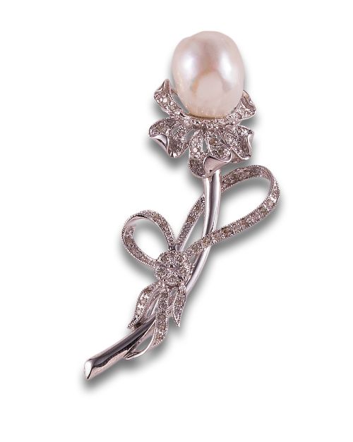 BROCHE FLOR DE PERLA Y DIAMANTES, EN ORO BLANCO