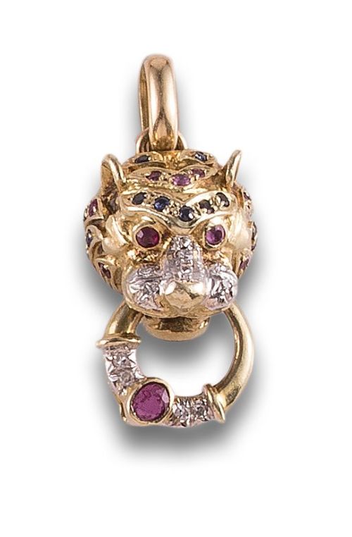 COLGANTE TIGRE DE DIAMANTES, RUBÍES Y ZAFIROS, EN ORO AMARI