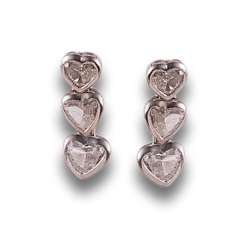 PENDIENTES LARGOS CORAZONES DE DIAMANTES, EN ORO BLANCO