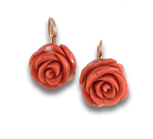 PENDIENTES COLGANTES DE CORAL Y ORO AMARILLO