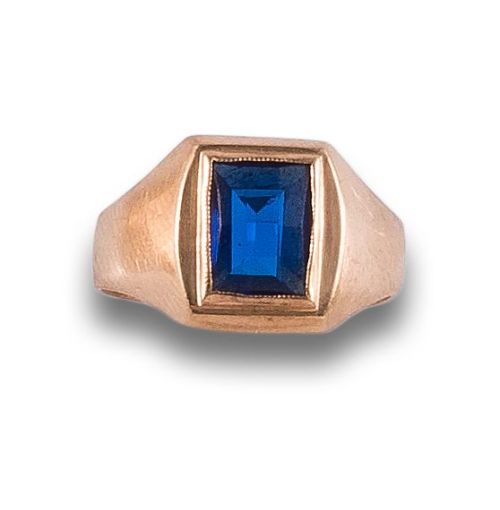 SORTIJA ANTIGUA, TIPO SELLO, DE VIDRIO, EN ORO AMARILLO