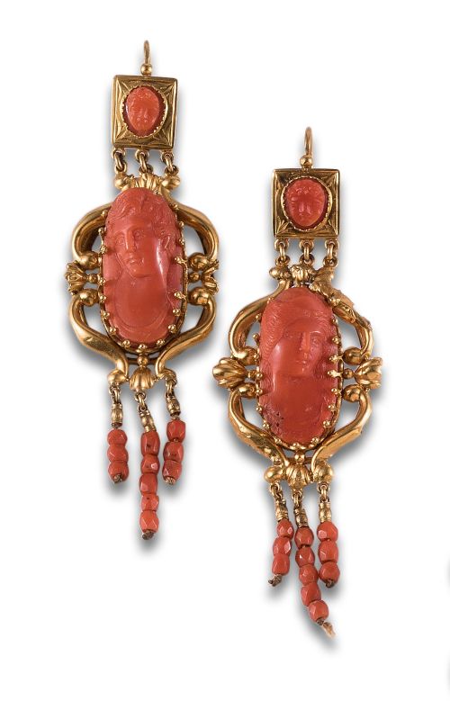 LARGOS PENDIENTES DEL SIGLO XIX EN ORO Y CORAL