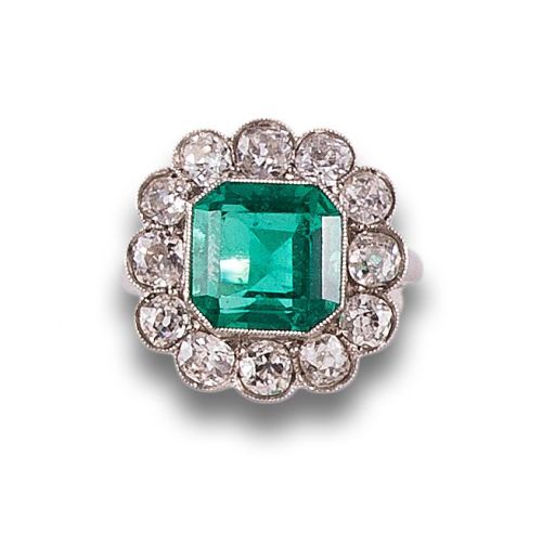 SORTIJA EN PLATINO, CA. 1920, CON ESMERALDA Y DIAMANTES