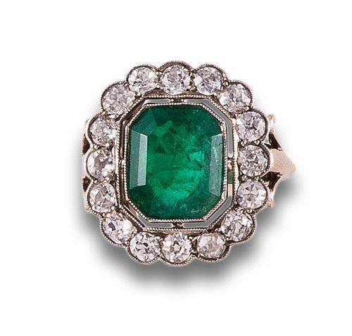 SORTIJA EN ORO Y PLATINO CON ESMERALDA Y DIAMANTES 