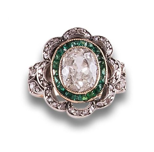 SORTIJA CA. 1920 EN PLATINO CON DIAMANTE TALLA OVAL, ESMERA