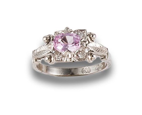 RING, ANTIQUE STYLE, WITH FRENCH ROSE AND DIAMONDS, IN PLAT