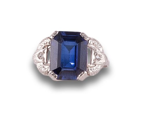 SORTIJA, ESTILO ART DÉCO, DE ZAFIRO SINTÉTICO Y DIAMANTES,