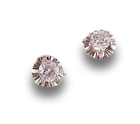 PENDIENTES DORMILONAS DE DIAMANTES, EN ORO BLANCO SIN PRESI