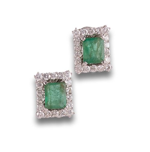 1970s ROSETTE EARRINGS WITH DIAMONDS AND EMERALDS IN WHITE