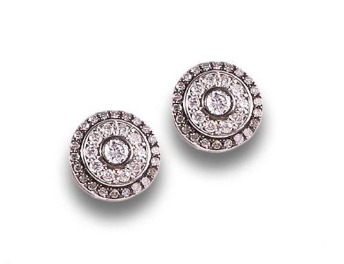 PENDIENTES ROSETONES DE DIAMANTES, EN ORO BLANCO