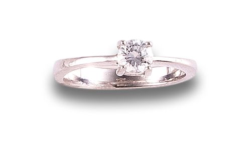 DIAMOND SOLITAIRE RING, IN WHITE GOLD