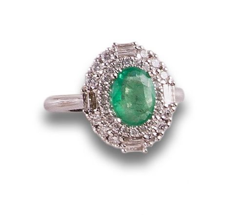 SORTIJA ROSETÓN DE ESMERALDA Y DIAMANTES, EN ORO BLANCO