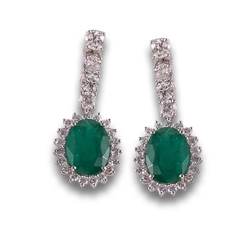 PENDIENTES LARGOS DE ESMERALDAS Y DIAMANTES, EN ORO BLANCO