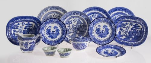 Dos fuentes, cuatro platos grandes, tres platos pequeños, a