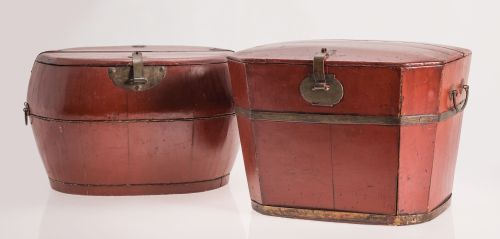 Dos cajas policromadas en rojo, China, S. XX