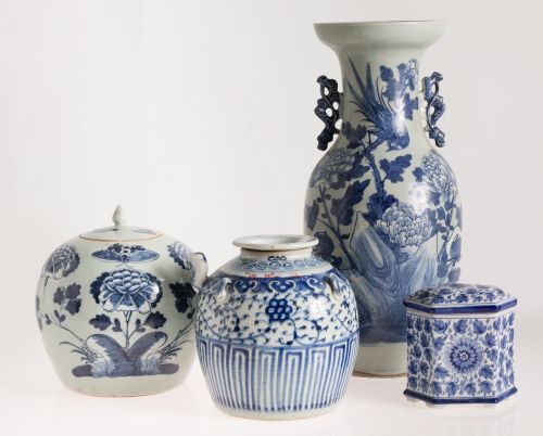 Jarrón, dos tibores y bote con tapa de porcelana, China y T