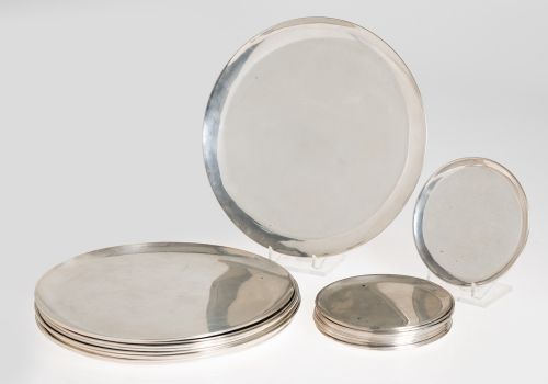 Conjunto de doce bajoplatos y doce platitos de pan en plata