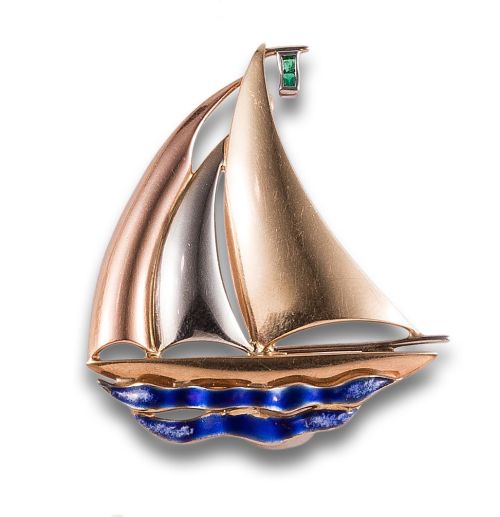 BROCHE VELERO DE ESMALTE Y ESMERALDAS EN ORO AMARILLO