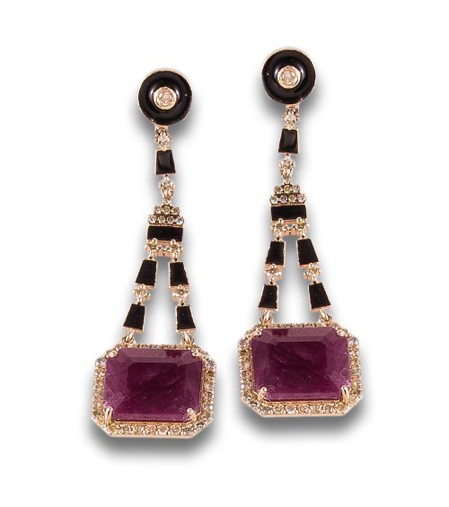 PENDIENTES EN ORO CON RUBÍES, DIAMANTES Y ESMALTE