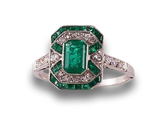 ART DECO STYLE RING WITH EMERALDS AND DIAMONDS IN PLATINUM