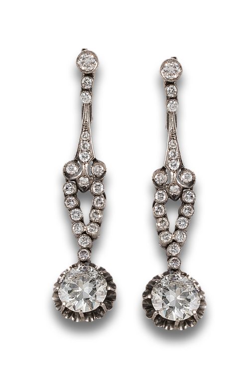 LARGOS PENDIENTES PP.S. XX EN PLATINO CON DIAMANTES