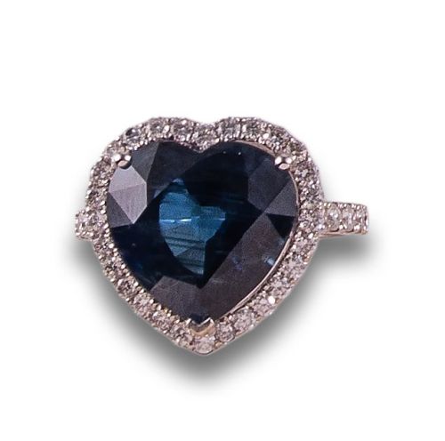 SORTIJA CORAZÓN DE DIAMANTES Y ZAFIRO, EN ORO BLANCO