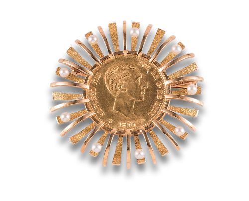 BROCHE EN ORO CON MONEDA DE 25 PESETAS Y PERLITAS 